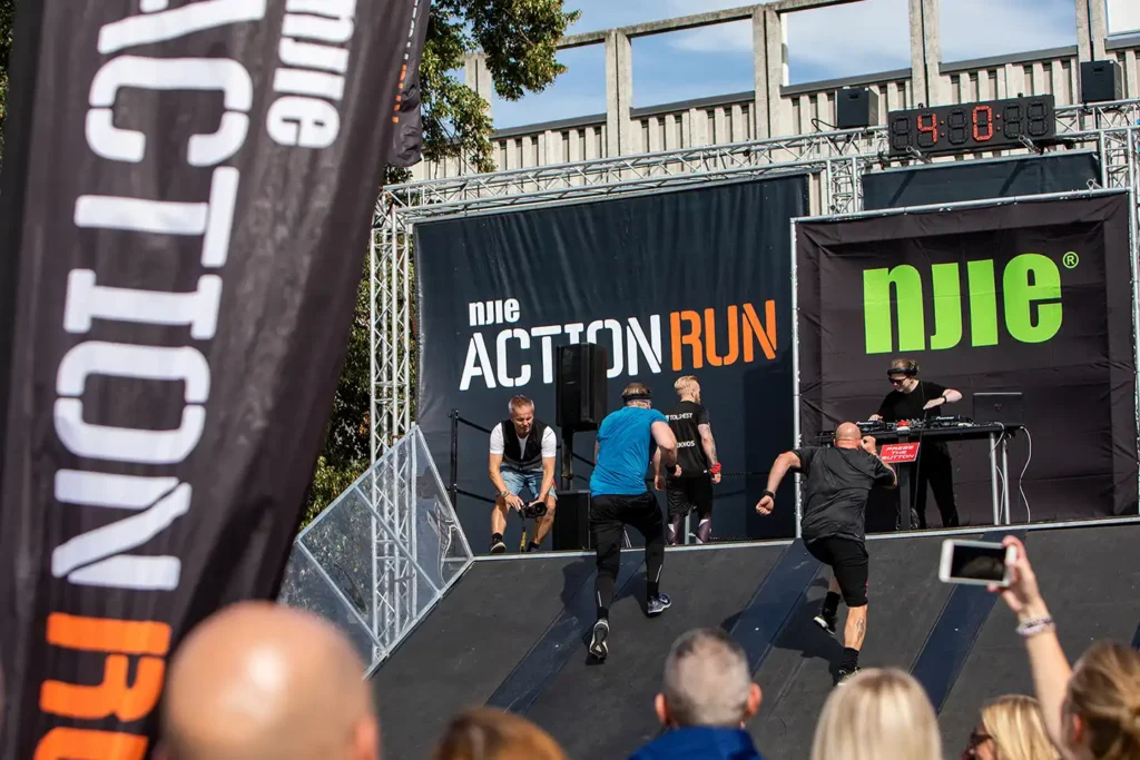 Man som springe Rupp för en treadmill vid Action run I Västerås