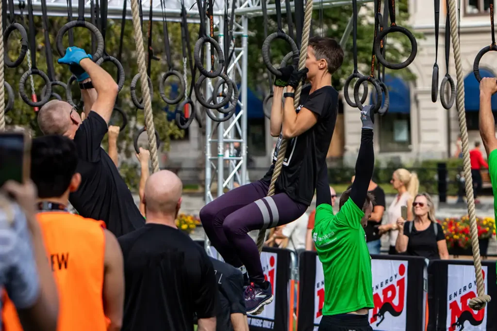 En person som hänger i rep monkey bars I Västerås