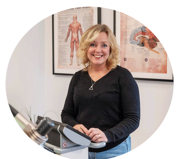 Porträttbild på Ann Forssell tillsammans med sin medicinska laser maskin